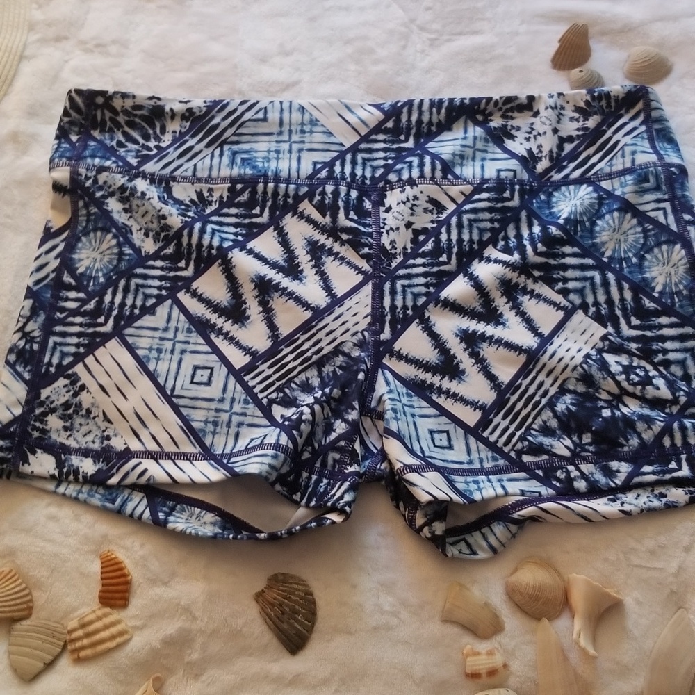 Like new Athleta fitted workout shorts sz XL